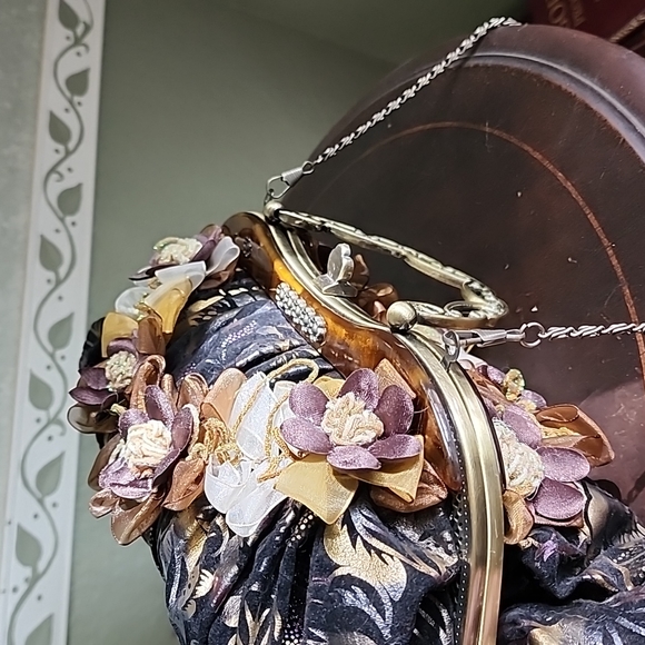 🎉 HP🎉 Retro  purse  metal clasp and removable metal strap - Picture 5 of 7